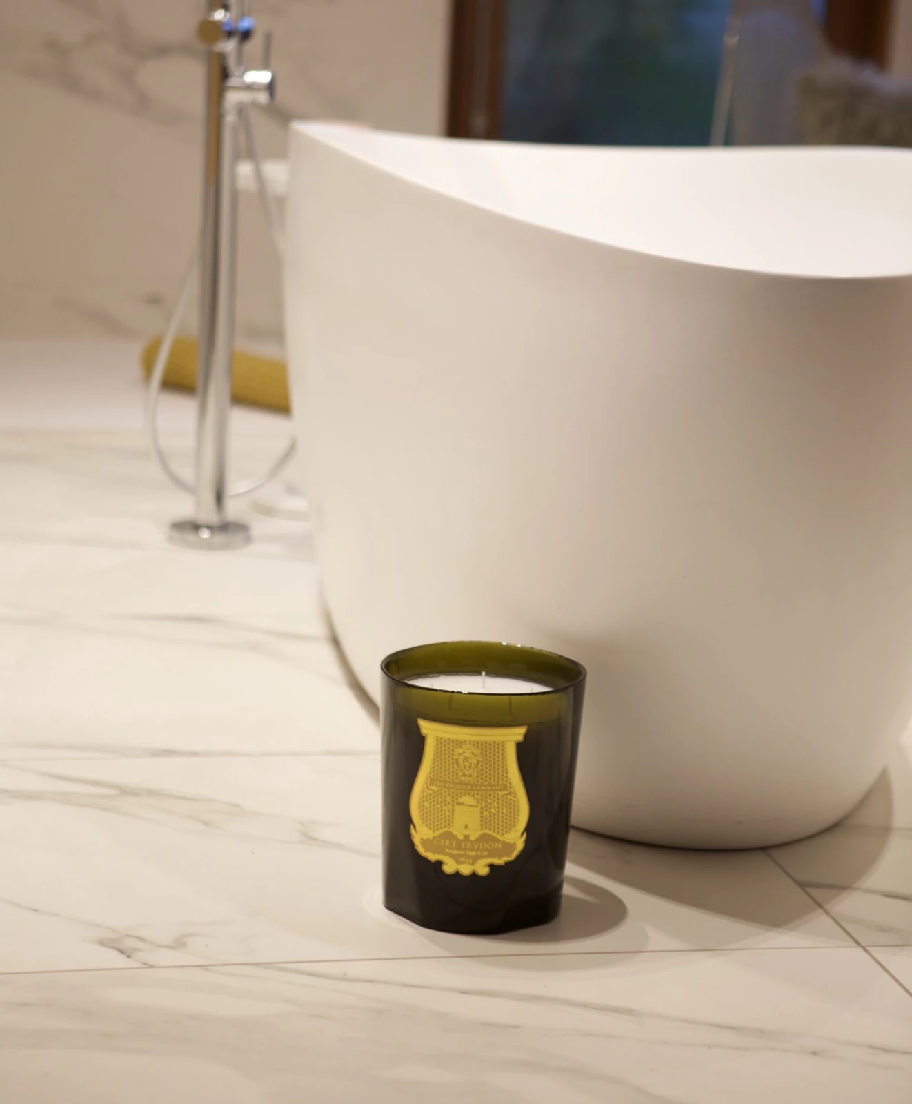 Cire Trudon Grande Bougie Parfumée Ernesto (cuir Et Tabac) 2,8kg 5 Cire Trudon Grande Bougie Parfumée Ernesto (cuir Et Tabac) 2,8kg